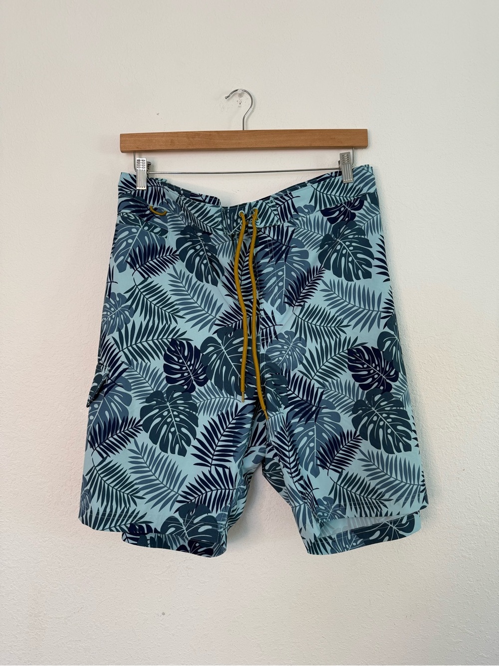 Duluth Trading Co Light Blue Tropical Leaf Swim Trunks Size 48 Swimsuit Shorts